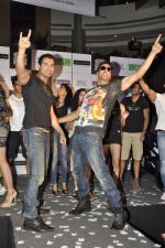 Akshay Kumar, John Abraham unveil Desi Boyz Shoppers stop clothing line in Inorbit, Mumbai on 16th Nov 2011 (39).JPG